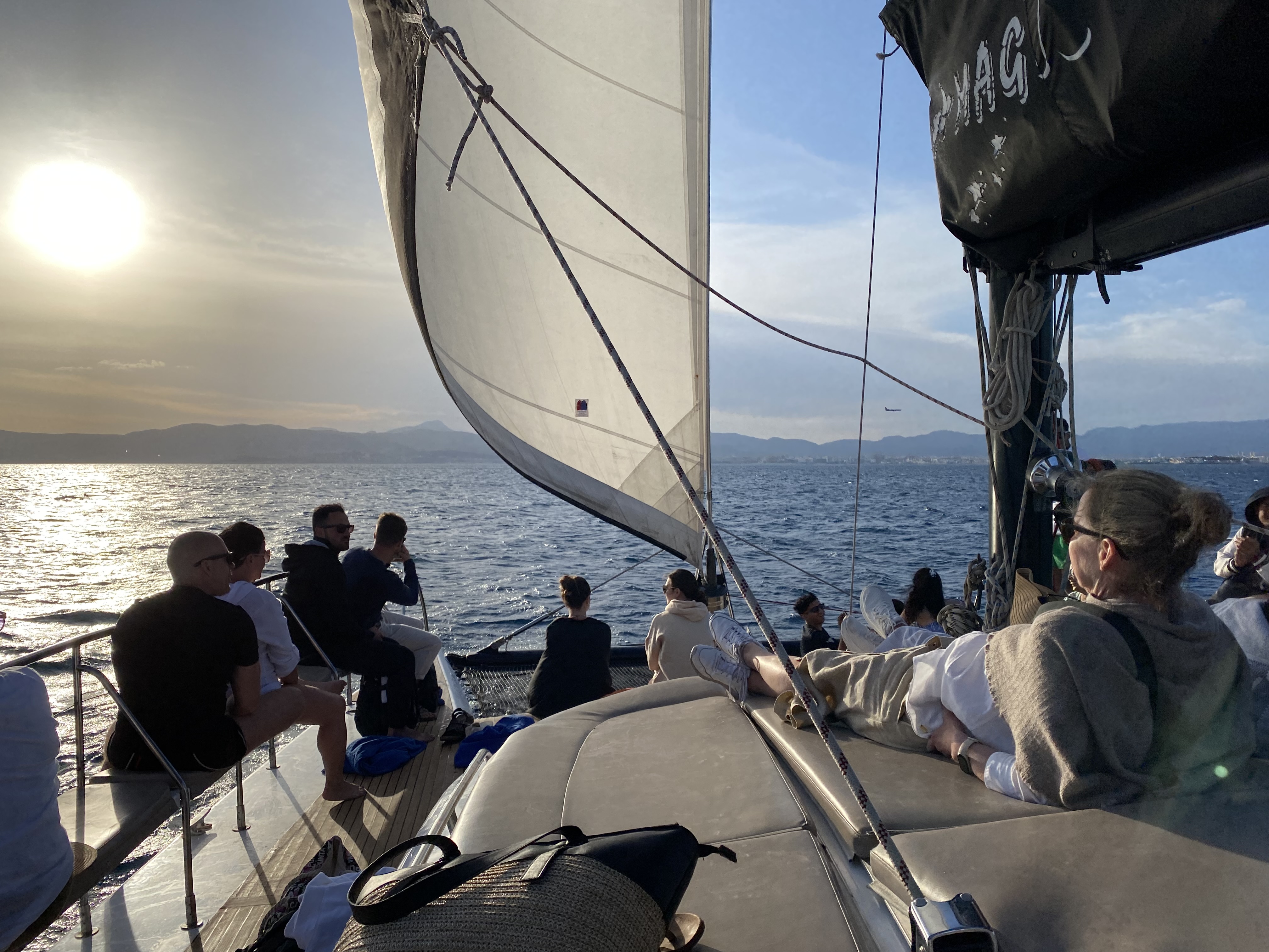 Tour in catamarano da Palamós alle Isole Formigues con sosta per nuotare con Magic Catamarans.