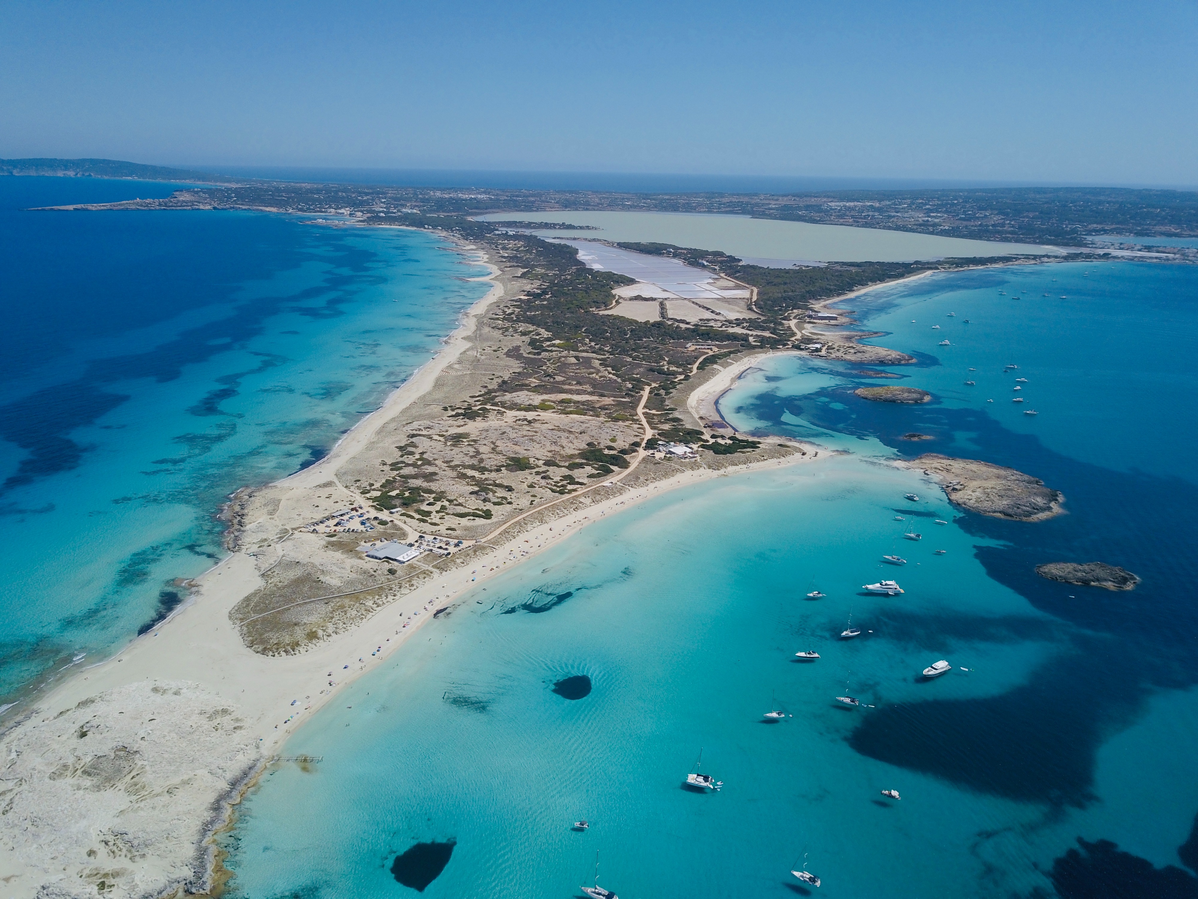Balade privée d'une journée en catamaran de San Antonio à Formentera avec Snorkeling.