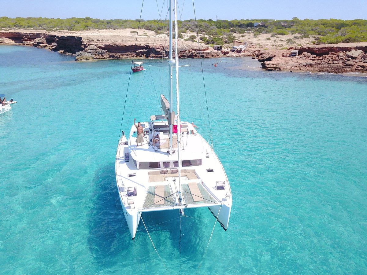Balade privée d'une journée en catamaran de San Antonio à Formentera avec Snorkeling avec Goa Catamaran Ibiza.