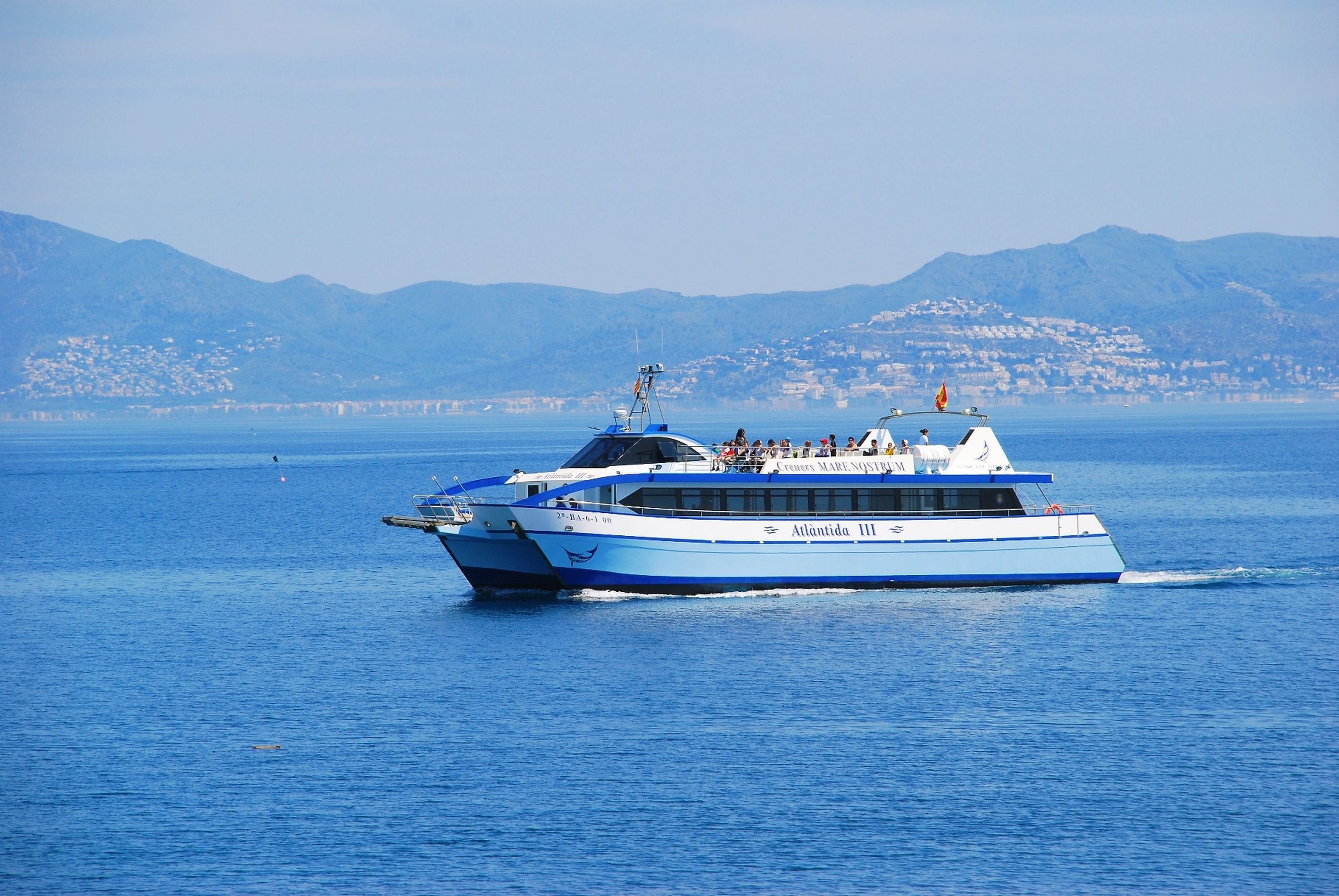 Paseo en catamarán con fondo de cristal a las Islas Medas desde L’Escala con Creuers Mare Nostrum.