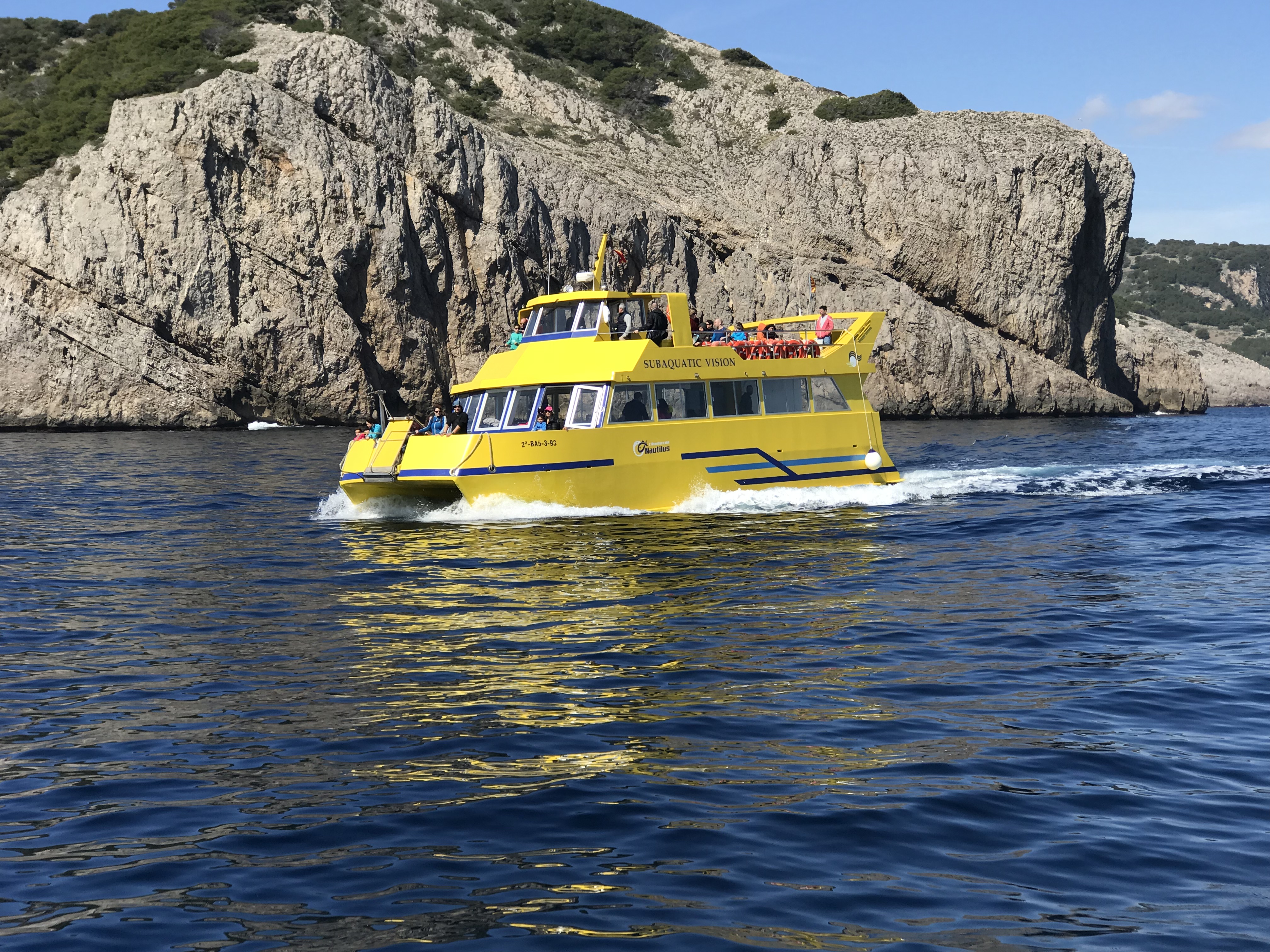 Glasboden-Katamaranfahrt zu den Medes-Inseln mit Schwimmstopp mit L'aventura del Nautilus.