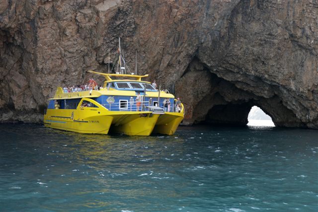 Glasboden-Katamarantour ab L’Estartit  zu den Medes-Inseln und zur Roca Foradada.
