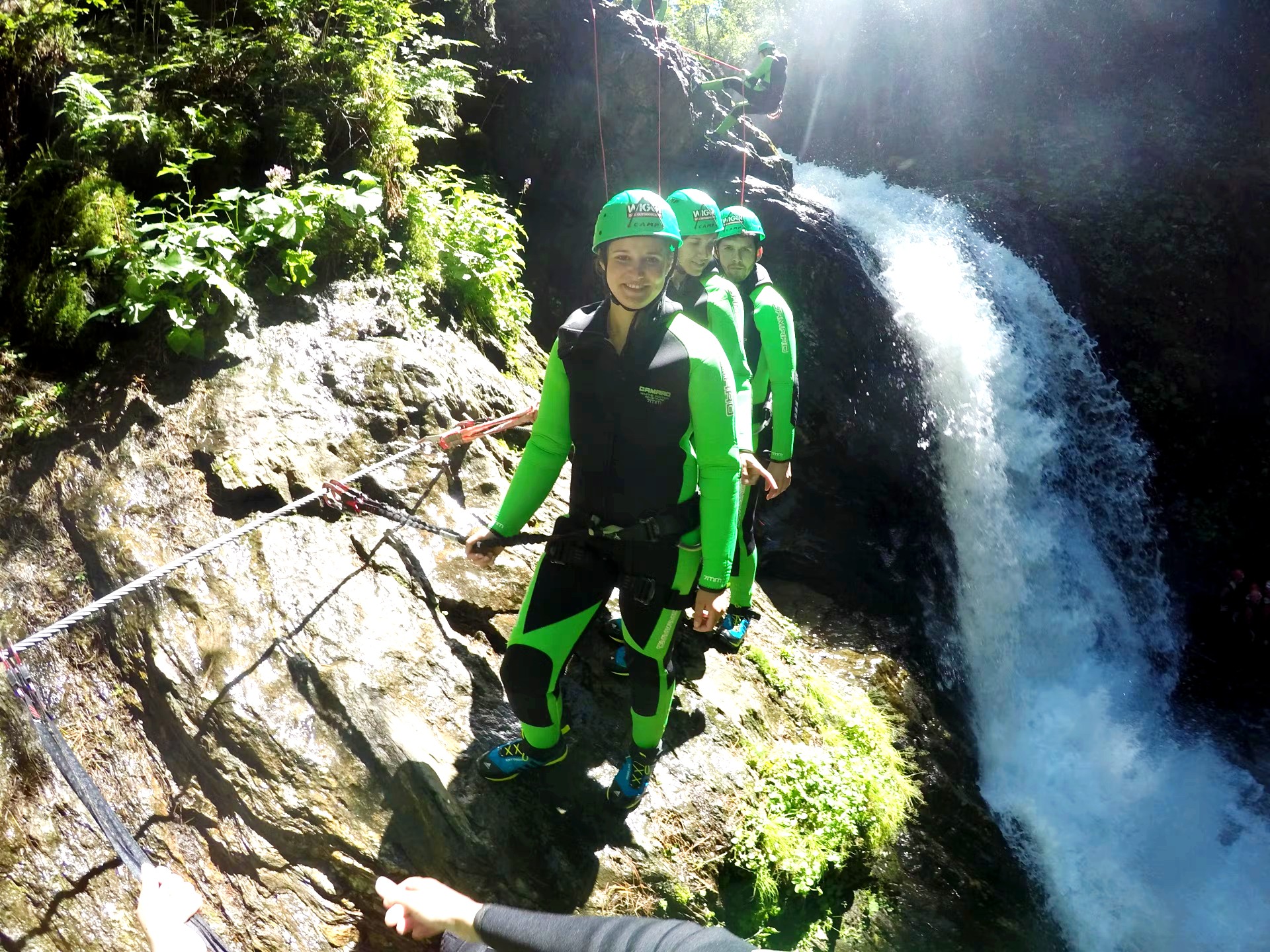 Mensen tijdens Canyoning in Auerklamm vanuit Haiming - Manitou Tour met Wiggi Rafting Haiming.