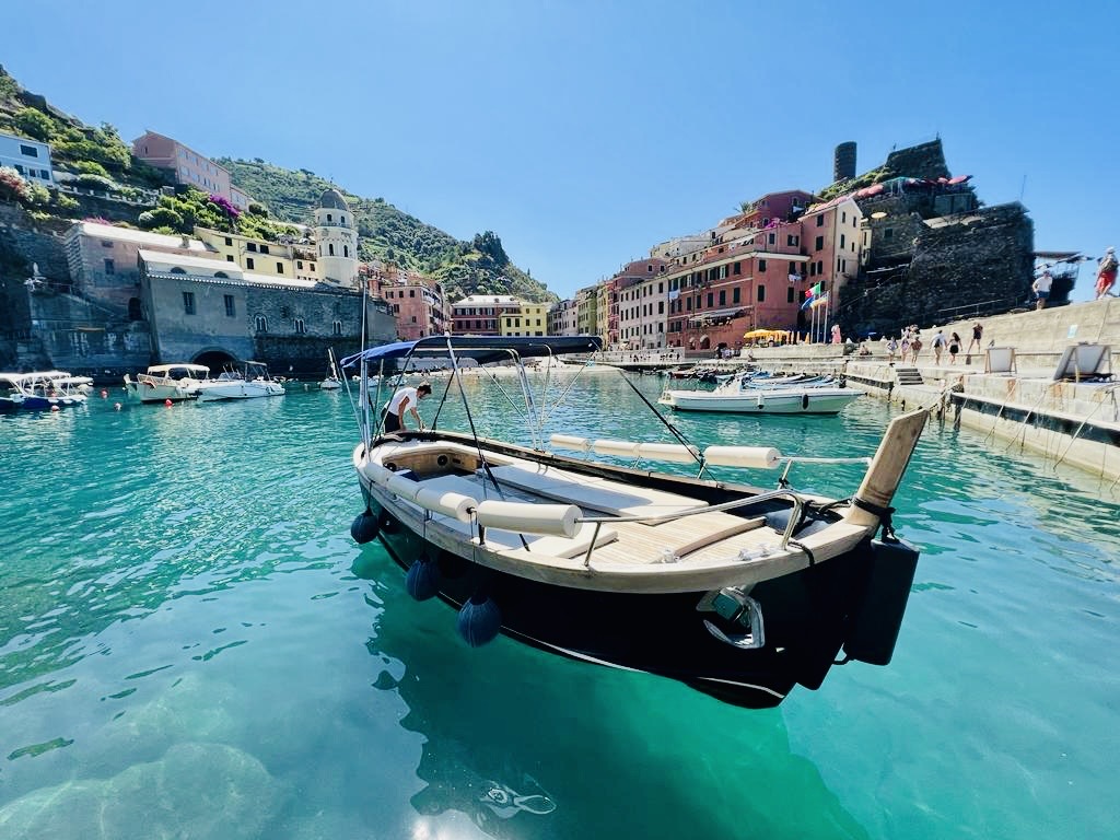 Boat trip to the Cinque Terre from Vernazza with Swimming Stops and Apéritif from Nord Est La Spezia.