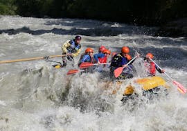 Een rafting groep bedwingt de hoge golven van de Sanna rivier tijdens hun Rafting Tour voor Experts met Ervaring samen met een ervaren gids van Natur Pur Outdoorsports.
