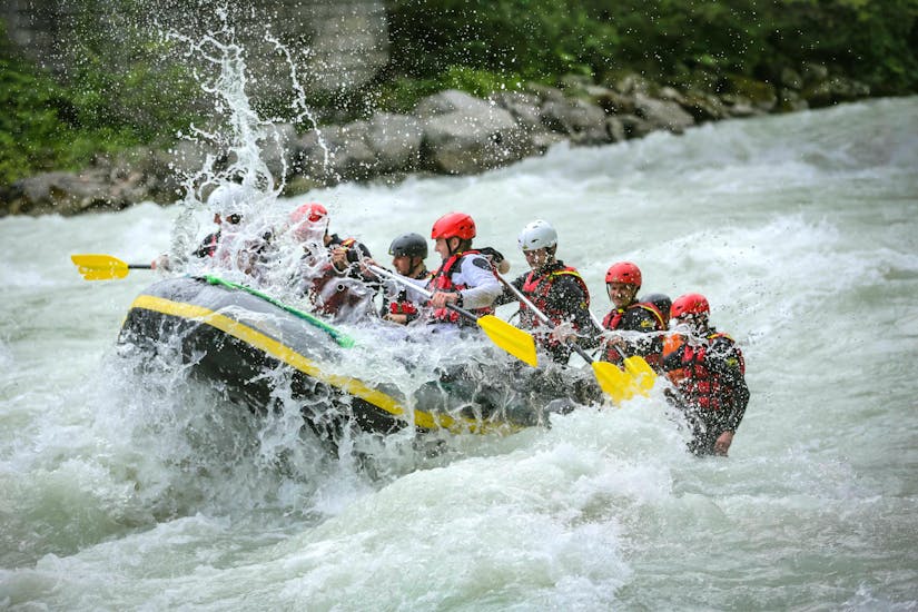 A rafting group tackling the wild waves of Sanna river on their Rafting Tour for Experts with Experience under the instruction of an experienced guide of Natur Pur Outdoorsports.