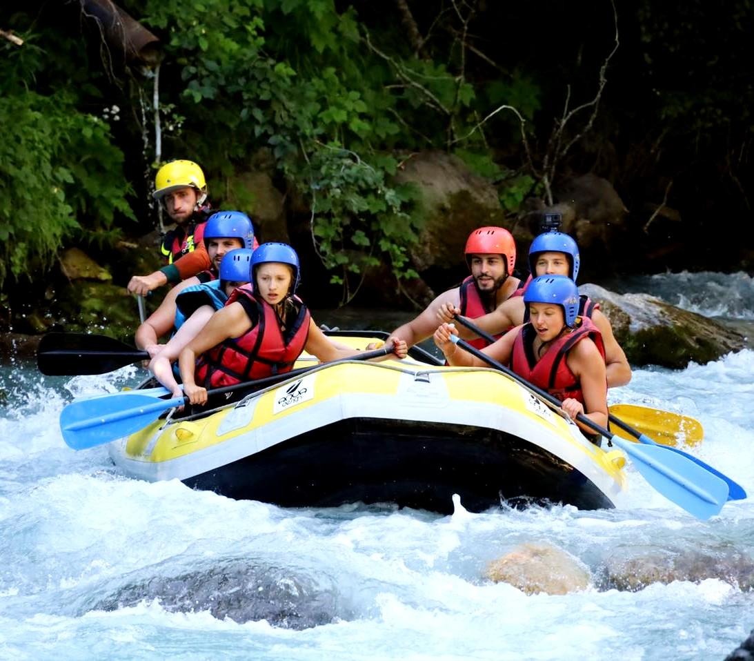 Sportliche Rafting-Tour in Serre-Chevalier - Chantemerle - Ecrins Nationalpark mit Rivières Evasion Serre-Chevalier.