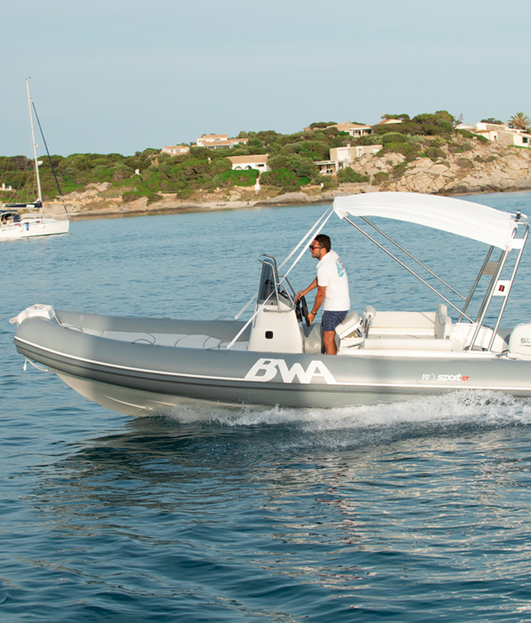RIB-Bootsverleih (bis zu 8 Personen) ohne Bootsführerschein in Villasimius mit Simius Rent Villasimius.