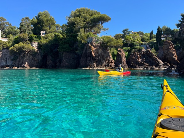 Kayak y piragua fácil en Agay - Les Roches de l'ile des vieilles con Latitude Kayak Mer Agay Estérel.