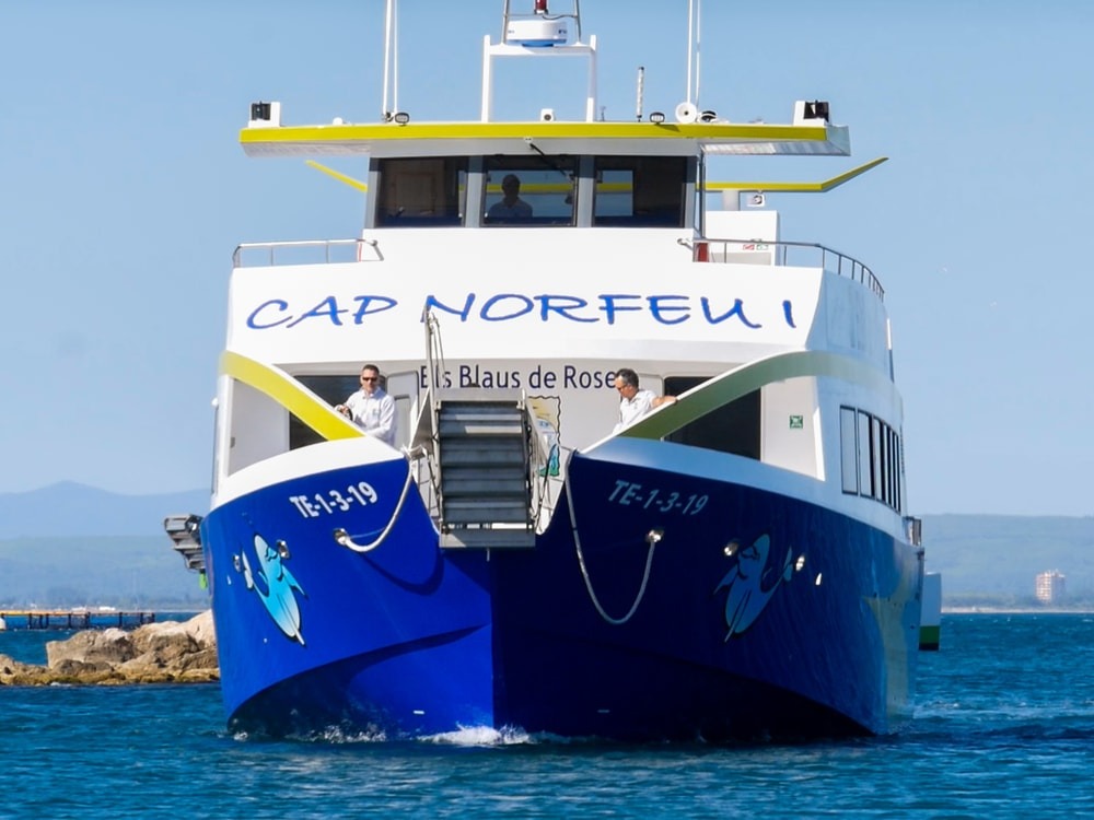 Balade en bateau d'une journée de Roses avec Escale à Cadaqués avec Els Blaus de Roses.
