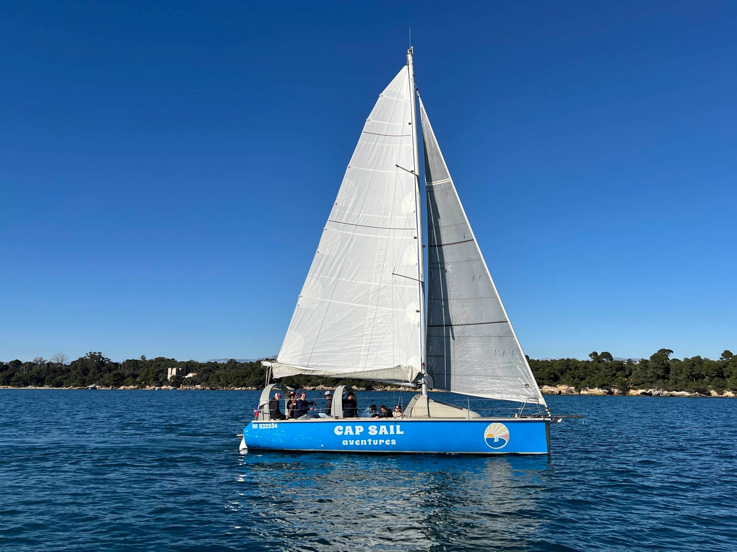 Segeltour in der Bucht von Golfe-Juan mit Einführung ins Segeln mit Cap Sail Aventures Antibes.