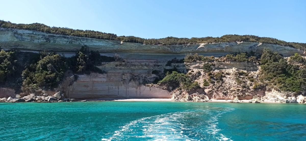 Gita in catamarano a Rondinara e alle Isole Lavezzi con bagno e pranzo.