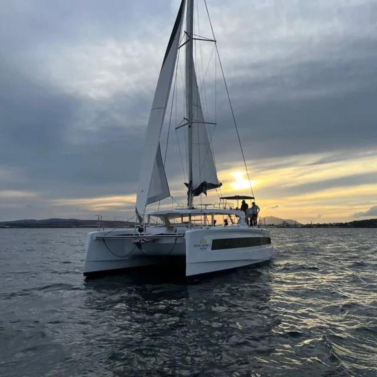 Gita in catamarano al tramonto nella baia di Porto Novo con aperitivo.