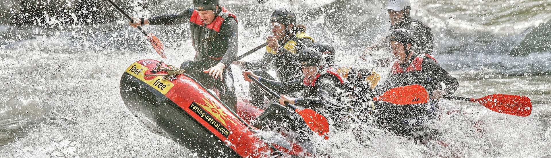Menschen werden nass während des Rafting in der Imster Schlucht - Blue Water Power-Raft Tour mit feelfree Outdoor Professionals Ötztal.