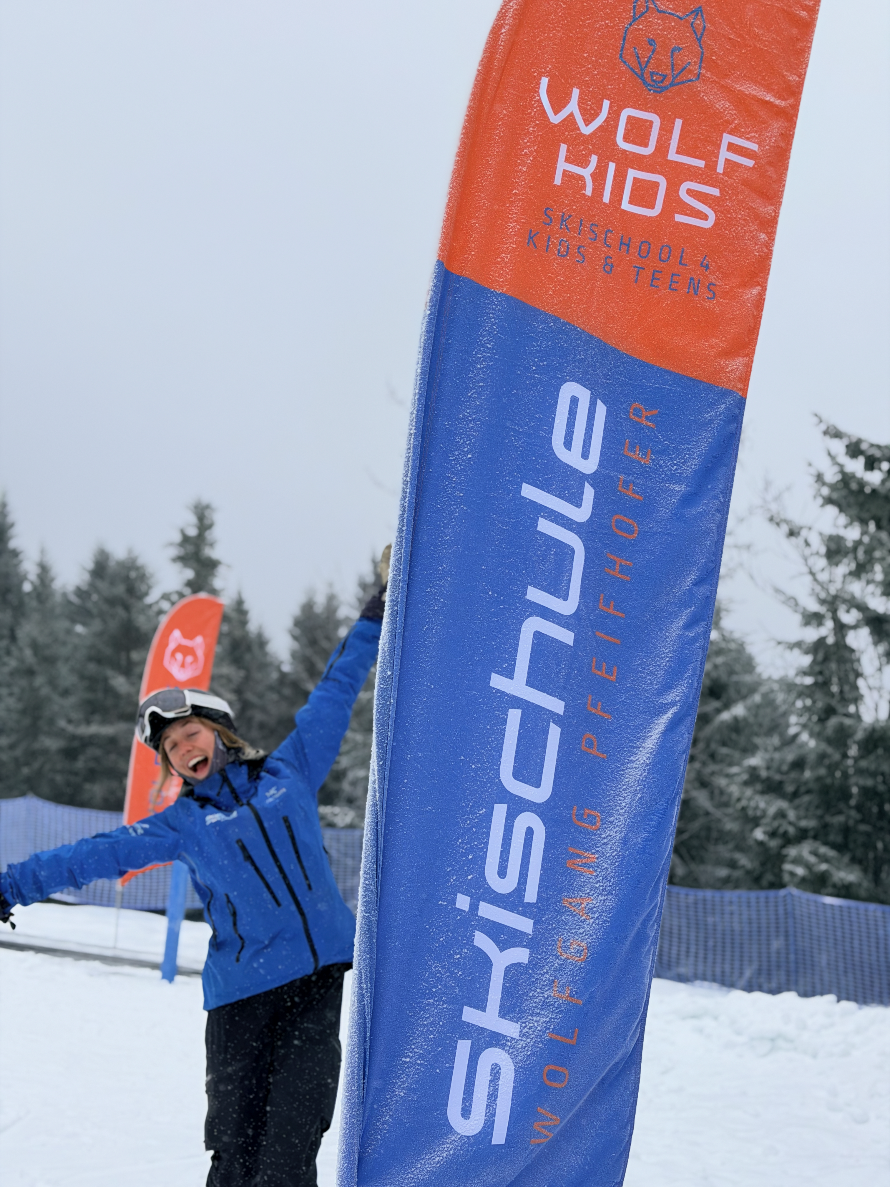 Kids Snowboarding Lessons (7-16 y.) for All Levels from Ski School Pfeifhofer Alpendorf.