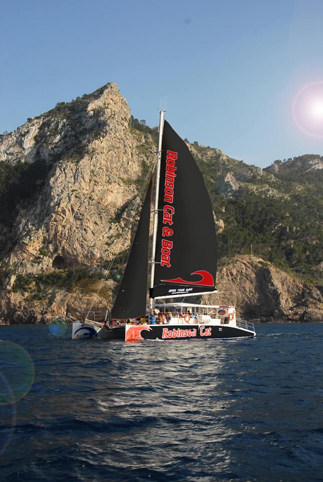 Paseo en catamarán al atardecer en la Bahía de Pollença con esnórquel con Robinson Boat Trips Pollença.