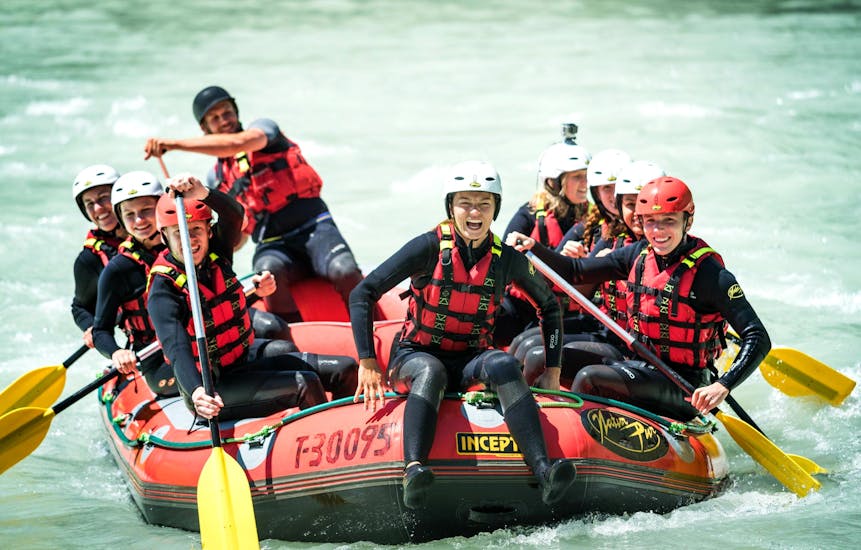 A group of people during their Rafting in Imster Schlucht from Sautens for Beginners with Natur Pur Outdoorsports Ötztal.
