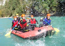 A rafting group who enjoys rafting down the Imster Schlucht on their Rafting Tour for Beginners together with an experienced instructor from Natur Pur Outdoorsports.