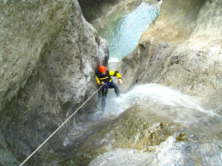 A man abseiling down a steep canyon on his Canoying "Extreme Tour" at Auerklamm with the experienced team of Natur Pur Outdoorsports.