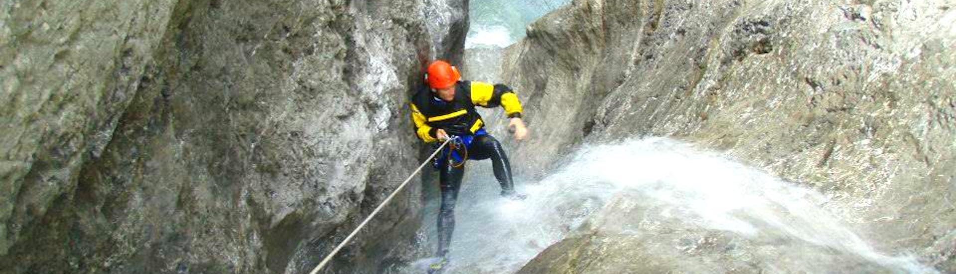 A man abseiling down a steep canyon on his Canoying "Extreme Tour" at Auerklamm with the experienced team of Natur Pur Outdoorsports.