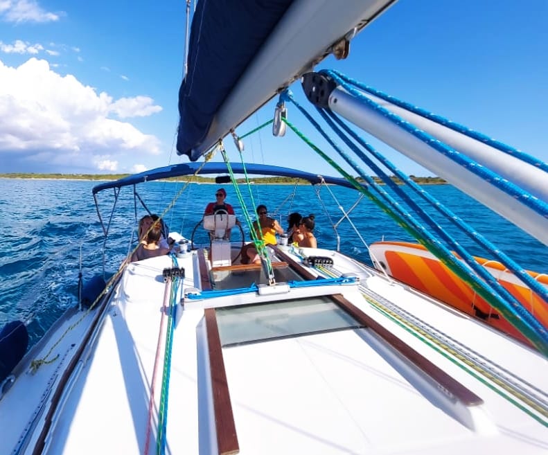 Private Segelbootstour bei Sonnenuntergang entlang der Küste von Gallipoli mit Aperitif mit Almalibre Sailing Gallipoli.