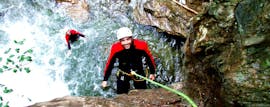 Ein Mann seilt sich auf seiner Canoying Tour für Fortgeschrittene in der Unteren Auerbachklam unter der Anleitung der erfahrenen Guides von Pure Nature Outdoorsports in einen Naturtümpel ab.