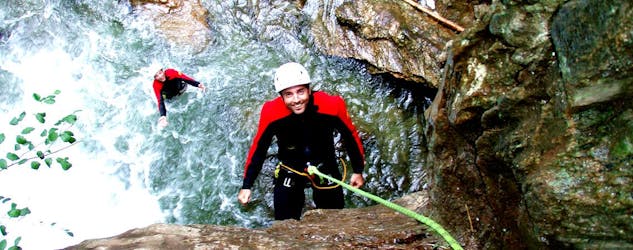 Een man die abseilt in een natuurlijk waterbad tijdens zijn Canyoning tour voor gevorderden bij Untere Auerbachklam onder leiding van de ervaren gidsen van Pure Nature Outdoorsports.