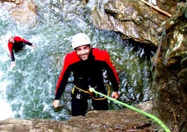 Een man die abseilt in een natuurlijk waterbad tijdens zijn Canyoning tour voor gevorderden bij Untere Auerbachklam onder leiding van de ervaren gidsen van Pure Nature Outdoorsports.