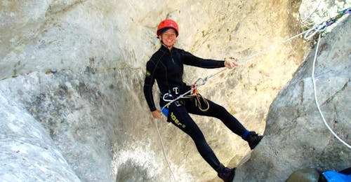 Canyoning in Sautens in Ötztal for Beginners mit Natur Pur Outdoorsports Ötztal A woman having fun abseiling down a cliff on her Canyoning Starter's Tour for Beginners together with the experienced instructors from Natur Pur Outdoorsports.