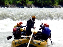 A rafting group conquering the wild waves and rollers of Ötztaler Ache on their Rafting Tour "Extreme" with Experience together with two experienced guides from Natur Pur Outdoorsports.