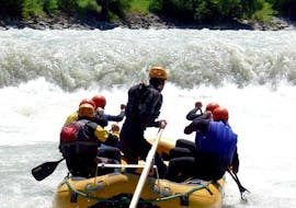 A rafting group conquering the wild waves and rollers of Ötztaler Ache on their Rafting Tour "Extreme" with Experience together with two experienced guides from Natur Pur Outdoorsports.