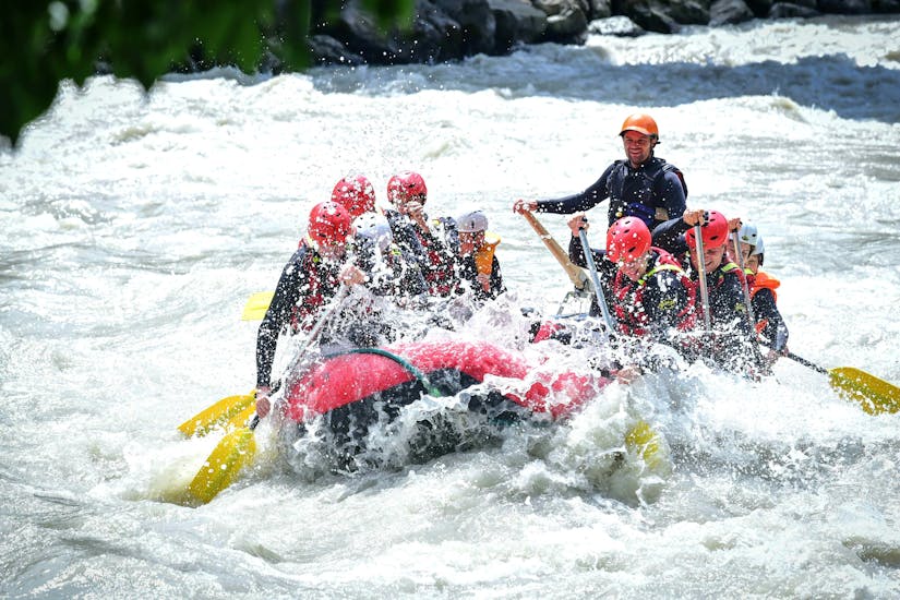 A rafting group mastering the wild waves and rollers of Ötztaler Ache on their Rafting Tour "Extreme" with Experience together with two state-certified guides from Natur Pur Outdoorsports.