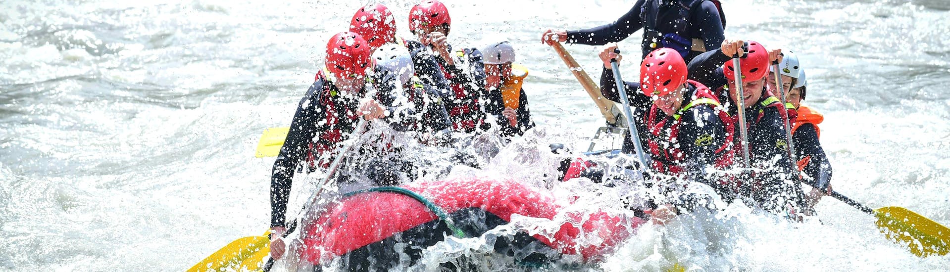 Een raftinggroep die de wilde golven en rollen van Ötztaler Ache beheerst tijdens hun Rafting Tour "Extreme" met Experience samen met twee door de staat gecertificeerde gidsen van Natur Pur Outdoorsports.