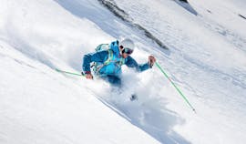 Ein Skifahrer fährt im Pulverschnee während seines Freeride-Skikurses "Cool Mountain" mit Ski Cool Val Thorens.