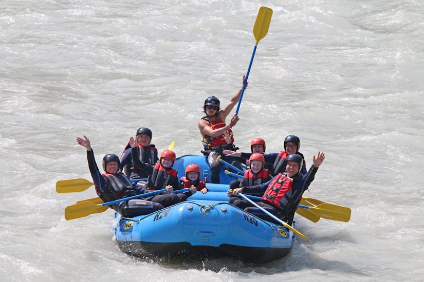 A boat full of happy people while Rafting for Families on the Inn River - Pirate Tour with H2O Adventure Ried.