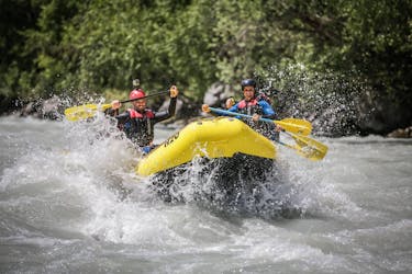 People rafting through the whitewater while White Water Rafting on the Inn River for Sportspeople with H2O Adventure Ried.