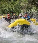 Mensen raften door het wildwater tijdens White Water Rafting op de Inn River voor sporters met H2O Adventure Ried.