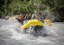 People rafting through the whitewater while White Water Rafting on the Inn River for Sportspeople with H2O Adventure Ried.