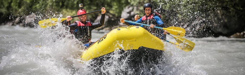 Mensen raften door het wildwater tijdens White Water Rafting op de Inn River voor sporters met H2O Adventure Ried.