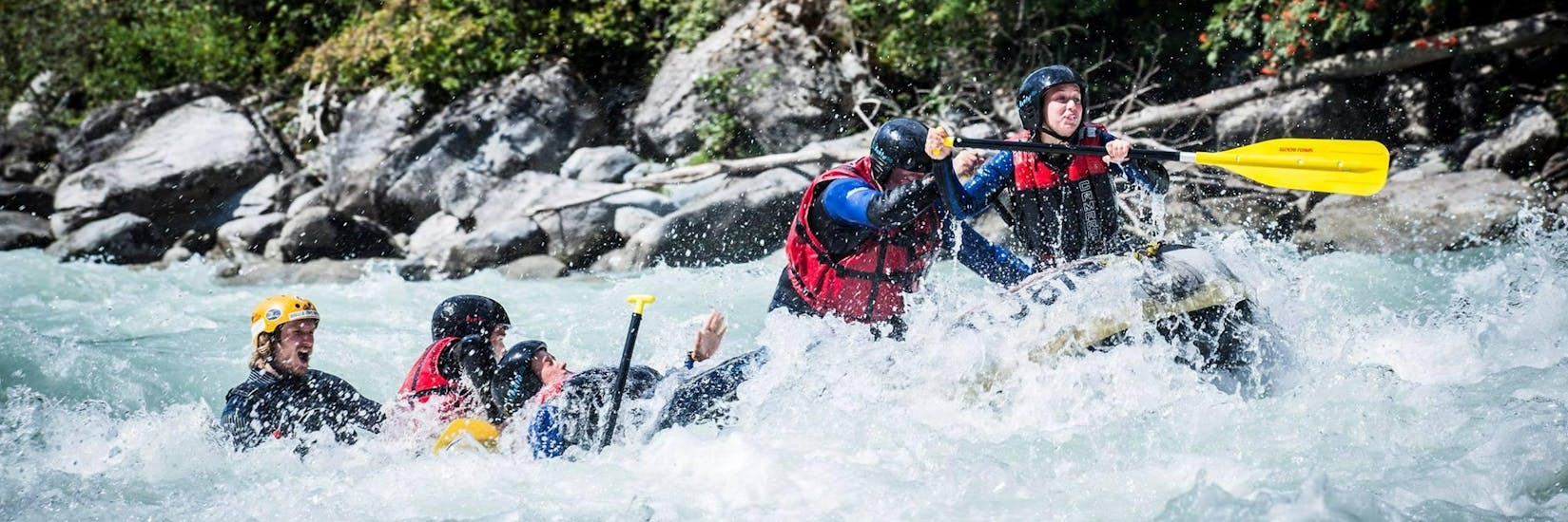 A group on a raft boat fighting the whitewater wihle X-treme Rafting on the Ötztaler Ache with H2O Adventure Ried.