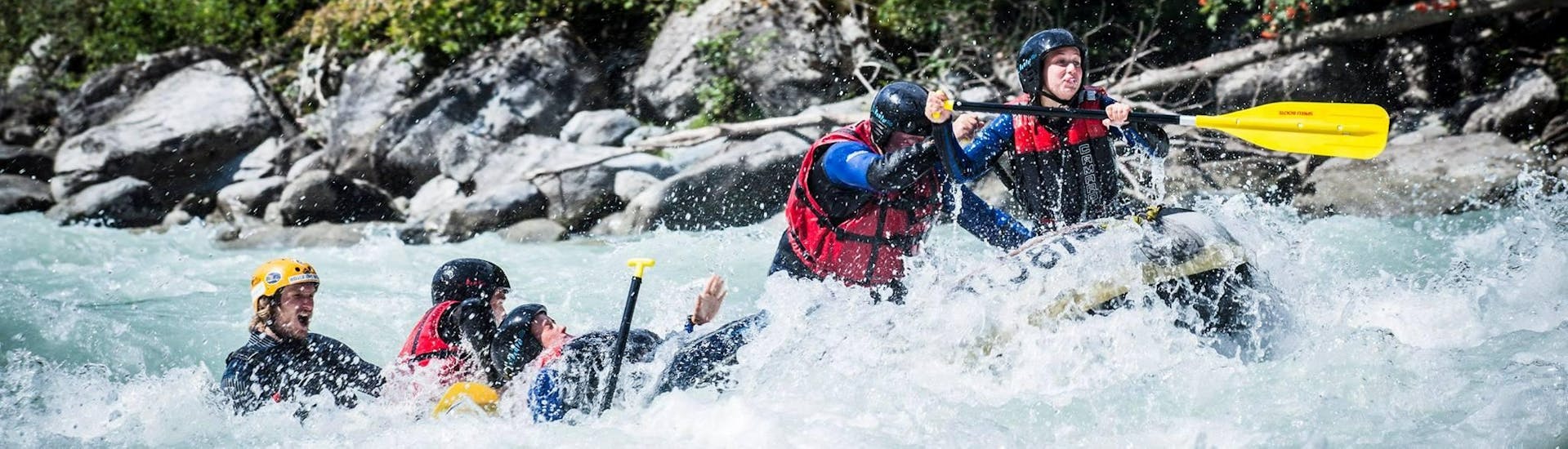 A group on a raft boat fighting the whitewater wihle X-treme Rafting on the Ötztaler Ache with H2O Adventure Ried.