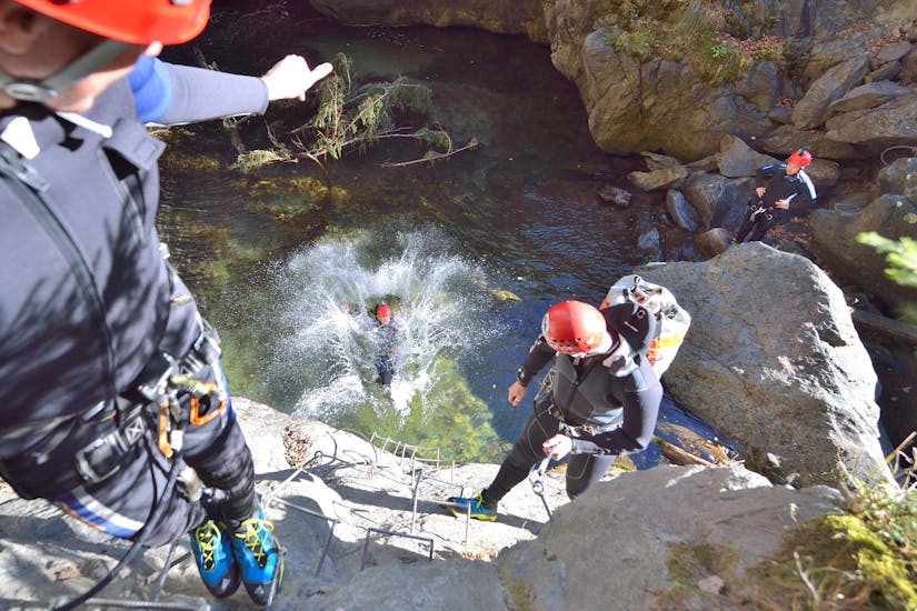Eine Frau fällt ins Wasser während des Canyoning bei Ried im Oberinntal - Pure Action mit H2O Adventure Ried.