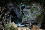 Een man springt in het water tijdens het avontuurlijke Canyoning bij Ried im Oberinntal - X-Dream met H2O Adventure Ried.