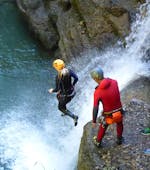Ein Mann springt ins Wasser beim Canyoning Level 1 - Action für Einsteiger in Reutte mit MAP-Erlebnis Blaichach.