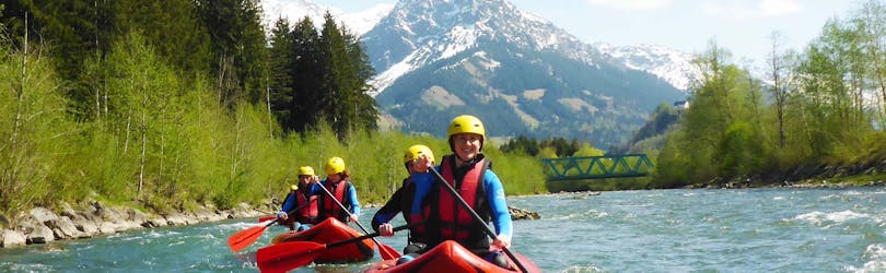 Two boats on the Iller river during Classic Rafting in Allgäu on the Iller - Level 2 with MAP-Erlebnis Blaichach.