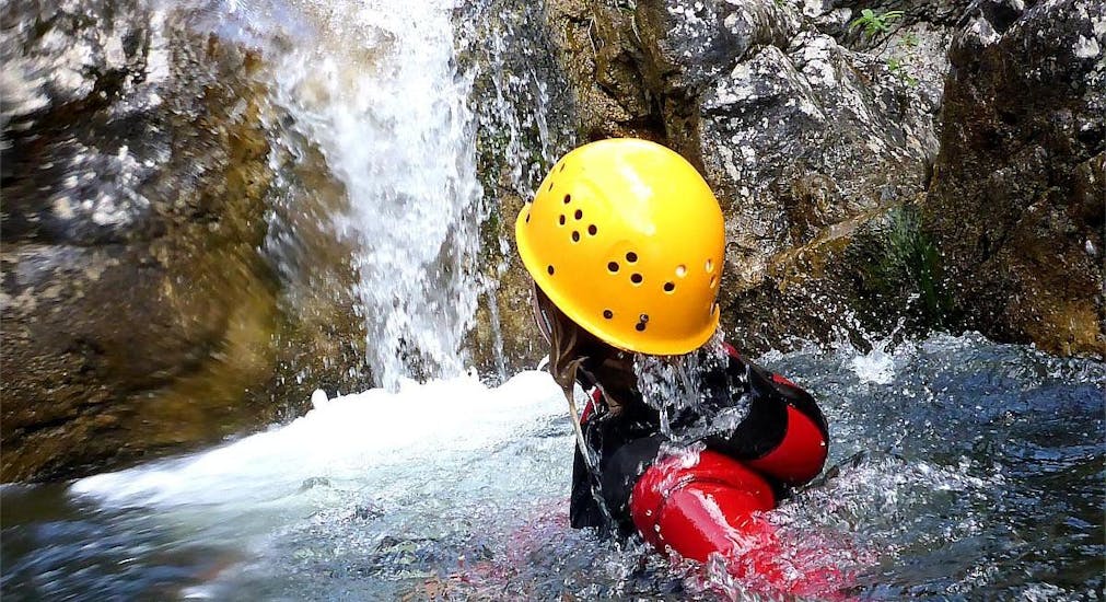 Ein Kunde im Wasser bei einem Wasserfall beim Anspruchsvolles Canyoning im Allgäu - Tagestour mit Die Canyonauten Allgäu