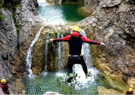 A costumer jumps into the water during Easy Canyoning through Stuibenfälle in Reutte for Beginners with Die Canyonauten Allgäu