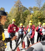 An experienced rafting guide from Montevia is explaining the basics of rafting to a group of participants before they empark on their Rafting for Beginners on the Isar river.