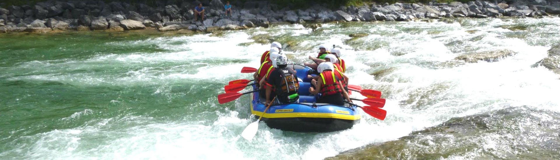 Persons in a boat at Rafting on the Isar River in Lenggries for Beginners with Outdoor Dahoam Lenggries.