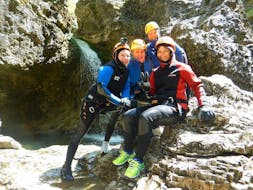Deelnemers zitten op een rots in de canyon tijdens canyoning in de Almbachklamm van Zell am See - Fun Tour met Adventure Service Outdoorsports.